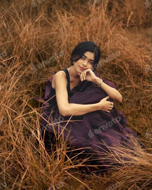 Preview: Beautiful Portrait of Young & Elegant Woman Posing