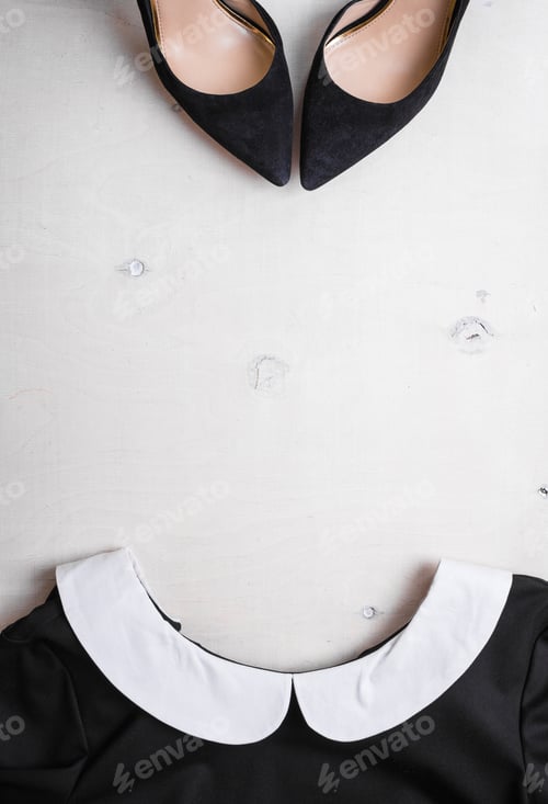 Preview: Black dress with white collar and black velvet pointed shoes