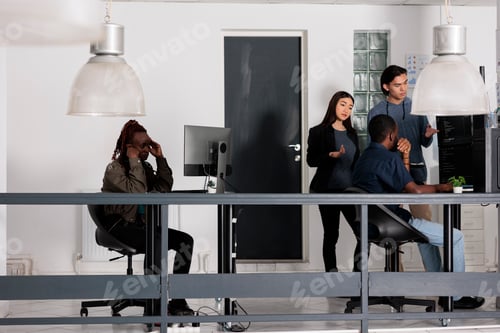 Visualização: Desenvolvedor web afro-americano debatendo ideias para o desenvolvimento de scripts html