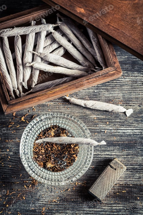 Preview: Cigarettes in wooden box, ashtray and lighter