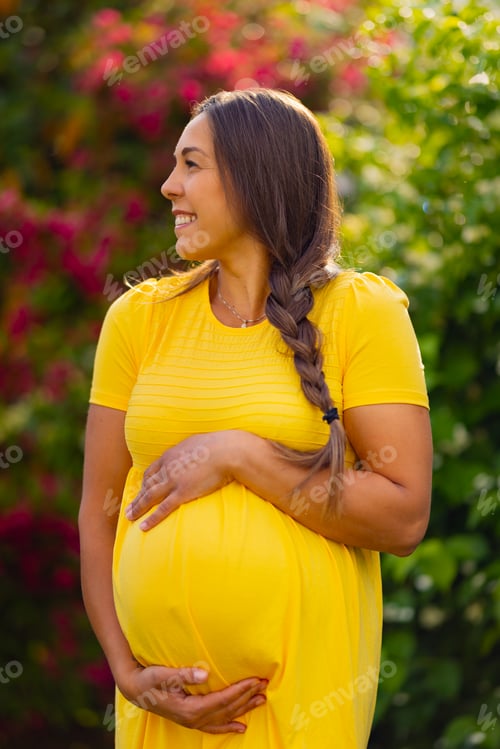 Preview: Delighted Pregnant Woman with Yellow Hairstyle Smiling