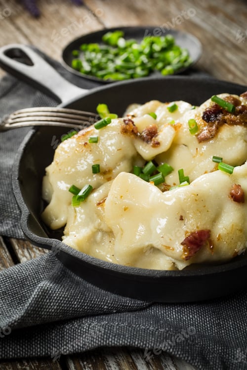 Preview: Fried dumplings (pierogi) with meat filling sprinkled with greaves.