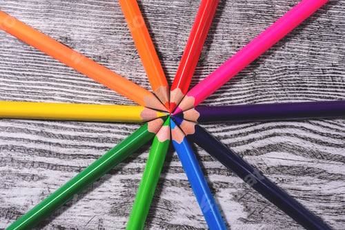 Preview: Color pencils in arrange in color wheel colors