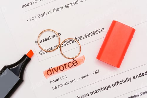 Preview: Two golden wedding rings and highlighter pen with marked divorce word