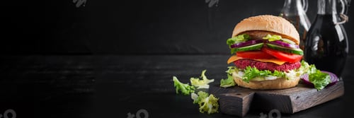 Preview: Healthy vegan beetroot burgers with tomato, cucumber, red onion and sauce.