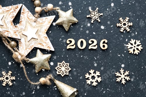 Visualização: Feliz Ano Novo Letras de madeira e os números 2026 em fundo preto festivo