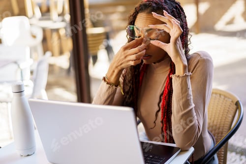 Preview: Stressed Young Woman Working on Laptop in Caf Environment