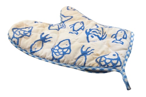 Preview: oven glove or heat protection glove in blue and white , isolated