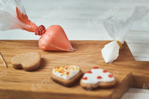 Preview: Decorated gingerbread cookies with icing on the table