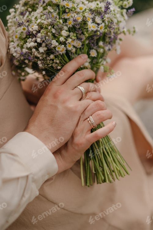 Vorschau: Paar Hände mit Eheringen Nahaufnahme, Hochzeitstag, Verlobung, Hände, Liebe