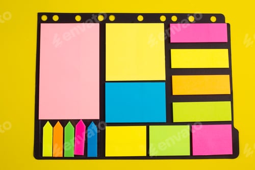 Preview: Collection of various note papers on corkboard