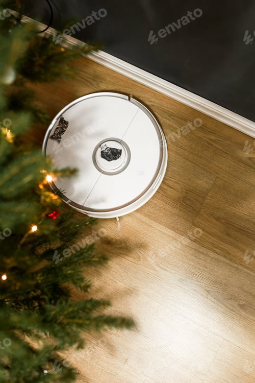 Vista previa: Hogar inteligente. El robot aspirador realiza una limpieza automática. Limpia el parquet del árbol de Navidad