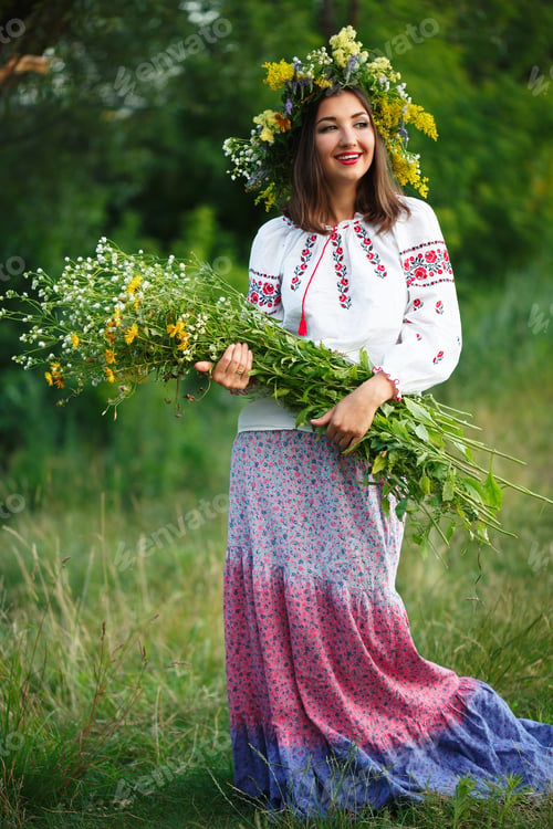 Vista previa: Young smiling girl in Ukrainian costume with a wreath on his hea