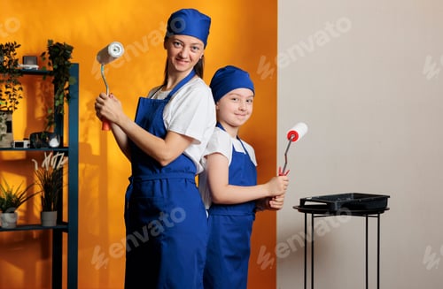 Preview: Portrait of young people painting orange walls