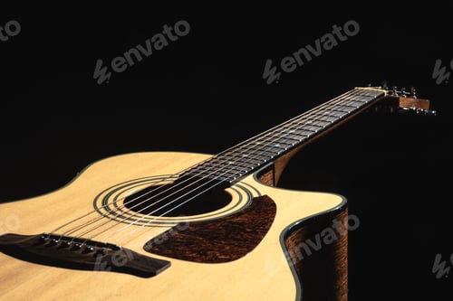 Vista previa: Primer plano de una guitarra ligera Clásica en tonos bajos.