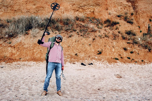 Preview: Male with metal detector found something on the beach
