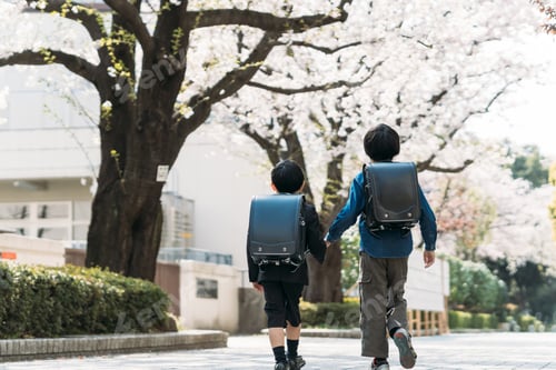 Preview: Japanese upper elementary school students and first graders holding hands