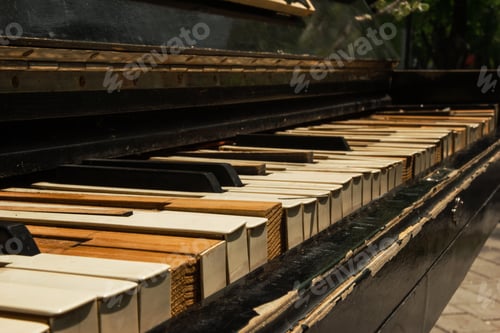 Preview: The old piano closeup on the street.