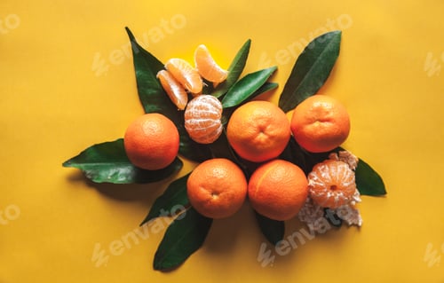 Preview: Fresh tangerines oranges on yellow background
