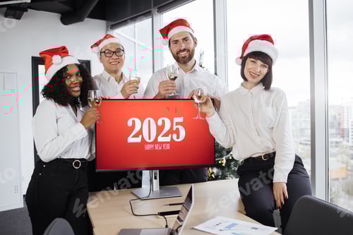 Visualização: Equipe diversificada e feliz e bem-sucedida em chapéus de Papai Noel de trabalhadores masculinos e femininos