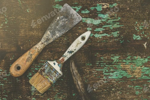 Preview: Old paintbrush and spatula on rustic wooden board