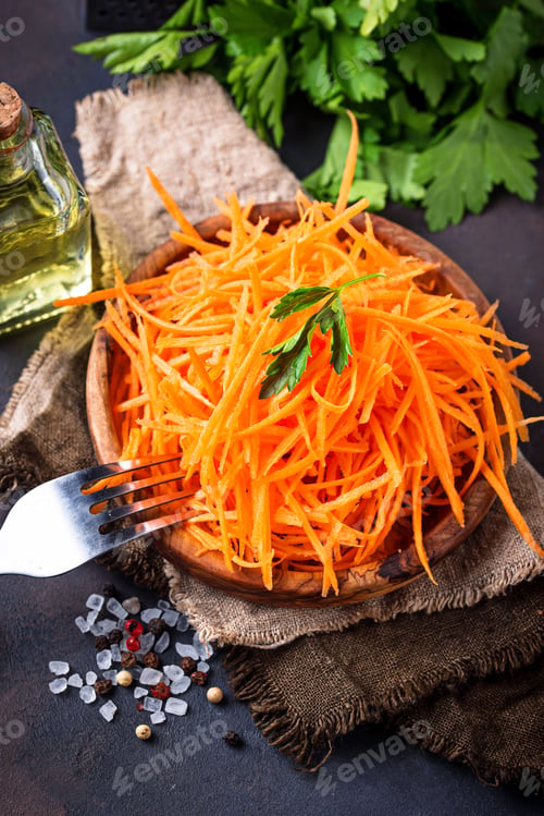 Preview: Fresh grated carrot on wooden plate