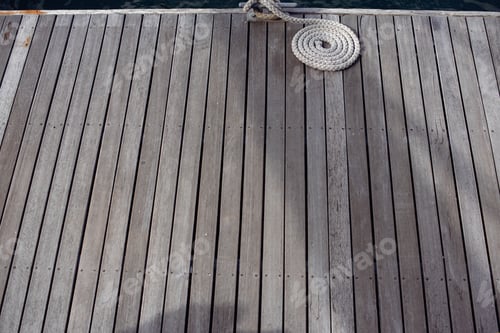 Preview: Circled roped seen against wooden background