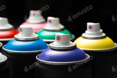 Vista previa: Las latas de pintura en aerosol se cierran. Fotografía macro