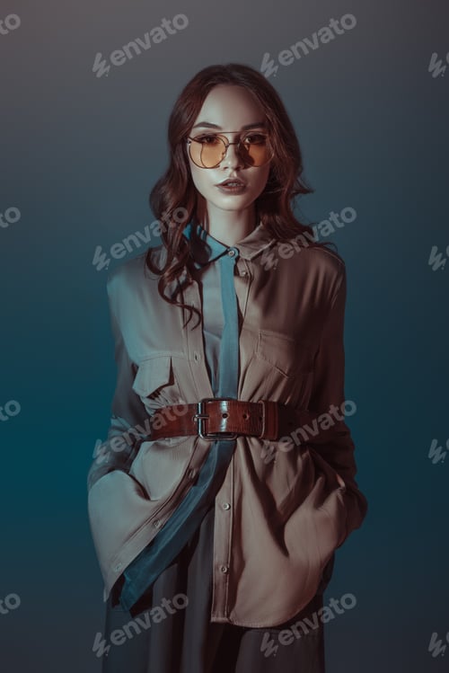 Preview: trendy girl posing in autumn outfit and sunglasses, isolated on grey