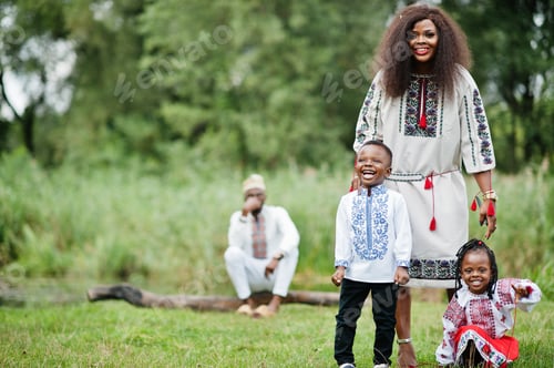 Preview: African family in traditional clothes