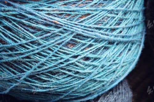 Preview: Blue organic lambswool ball. Close-up.