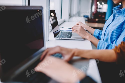 Preview: bloggers searching website for browsing wireless publication and watching video