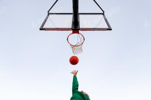 Vista previa: mujer disparando en la cancha de baloncesto vista desde abajo