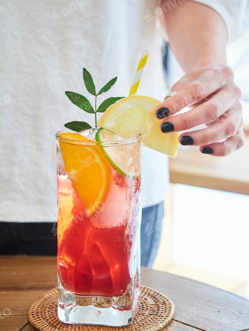 Visualização: Mulher de plantão decorando coquetel com limão