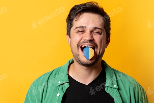 Preview: Guy in green shirt show tongue with Ukrainian flag