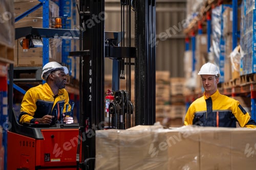 Preview: A team of engineers inspects the warehouse in a large storage warehouse.