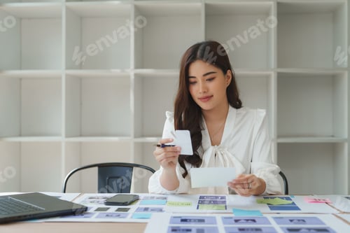 Visualização: Web designer comparando paleta de cores com maquete de wireframe de site