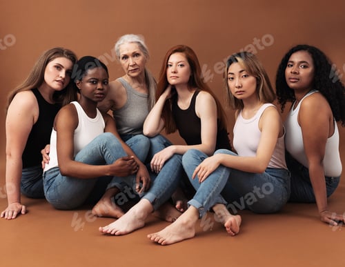 Preview: Diverse women in casuals sitting on brown background