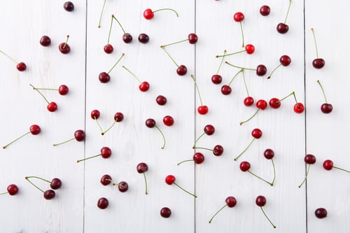 Preview: Sweet fresh cherries on white wood background