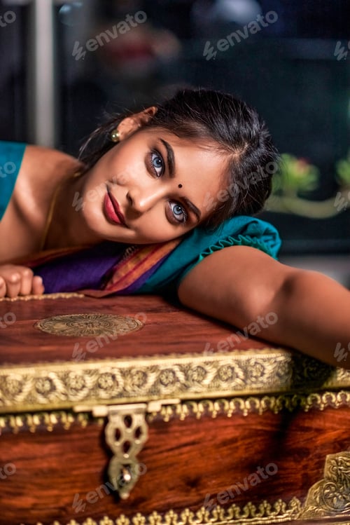 Preview: Beautiful Portrait of Young & Elegant Woman Posing