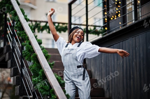 Preview: Black beret woman