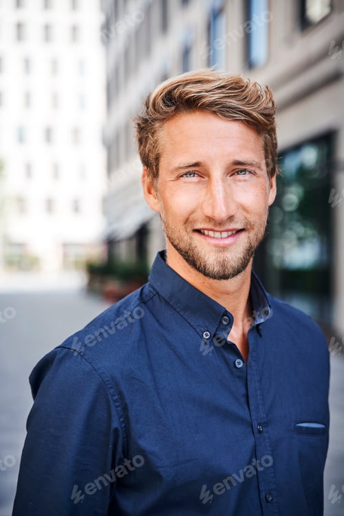 Preview: Portrait of smiling young man in the city
