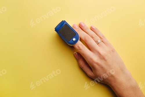 Preview: diagnostics of coronaviruses and pneumonia device heart rate monitor measures the soturation of the