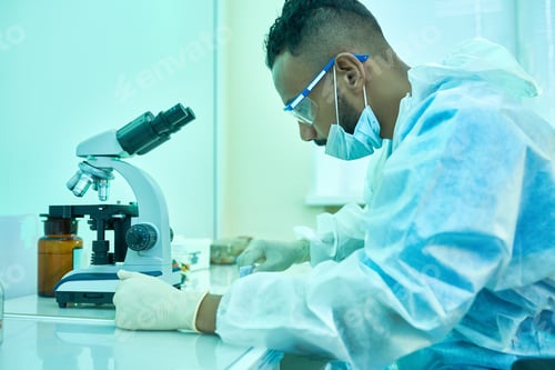 Preview: Puzzled research scientist working in laboratory