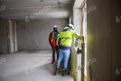 Vista previa: El arquitecto del proyecto de construcción y el gerente de construcción caminando por el interior del nuevo edificio