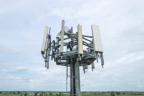 Preview: broadcast mobile 4g lte 5g antenna in a rural field in countryside