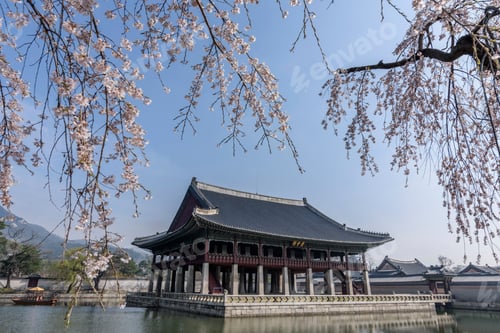 Preview: Exterior view of Gyeonghoeru Pavilion and lake in Gyeongbok Palace, Seoul, South Korea.