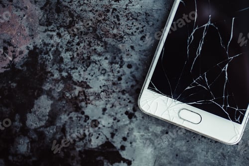 Preview: Smartphone with a broken screen.