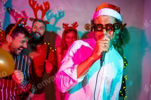 Visualização: Amigos cantando karaokê na festa de Ano Novo