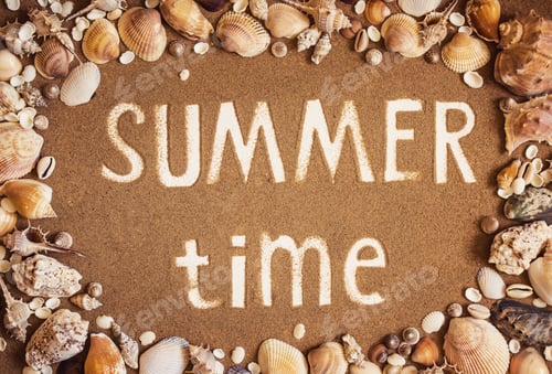 Vorschau: Die
Sommerzeit ist in den Sand geschrieben, eingerahmt von Muscheln. Trave